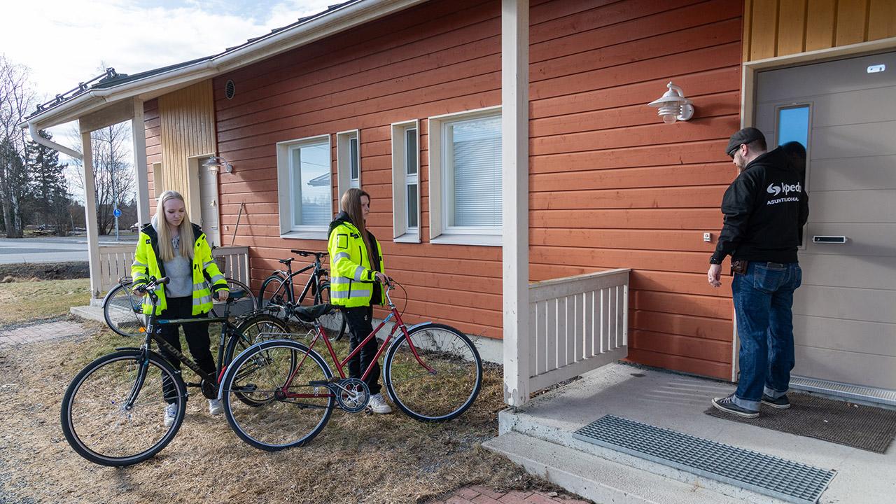 Sanni Yli-Suvannon, 16, ja Ronja Mäkelän, 16, kanssa siivoustarkastuksen yhteydessä.