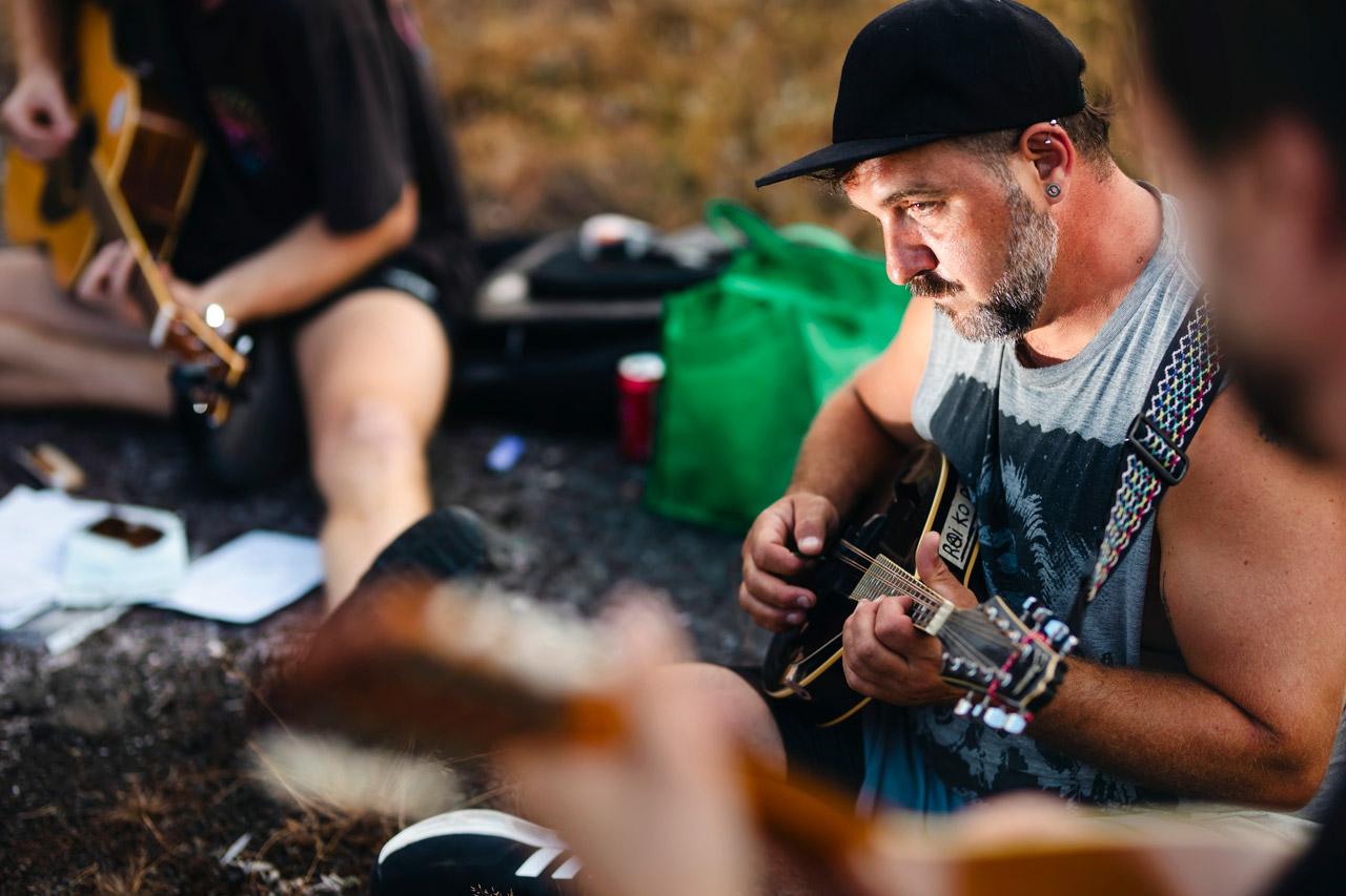 Forrest Brandt soittaa mandoliinia Helsinki FHarps Folk Group -yhtyeen kanssa kedolla.