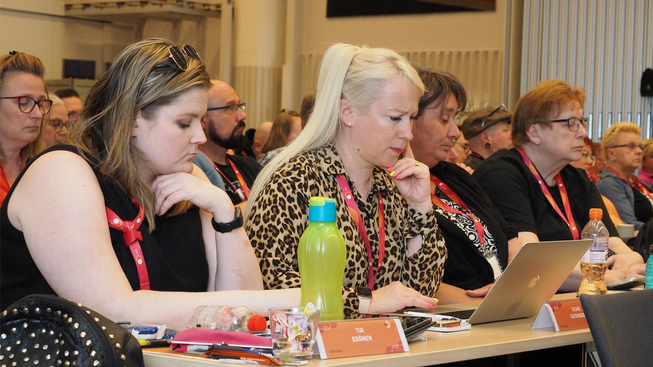 JHL:n edustajiston jäseniä istuu pöydän ääressä edustajiston kevätkokouksessa.