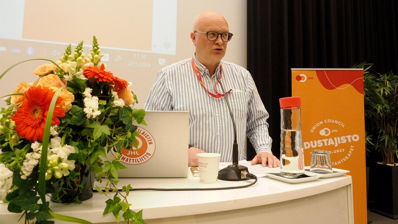 Ammattiliitto JHL:n puheenjohtaja Håkan Ekström puhuu JHL:n edustajiston kevätkokouksessa 2024.