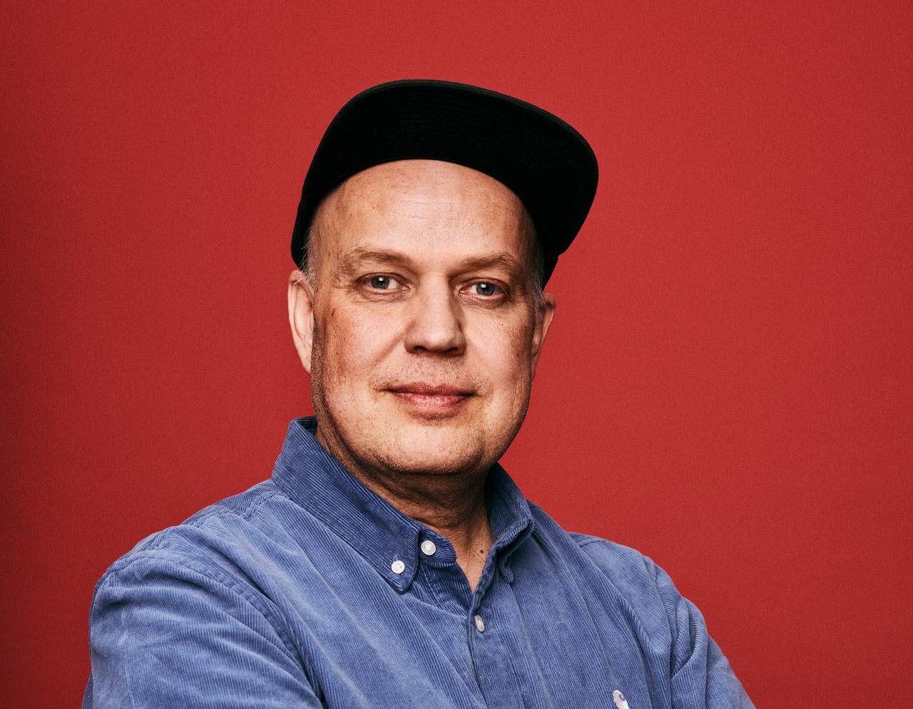 Eurovaaliehdokas Sami Säynetvirta katsoo kameraan.