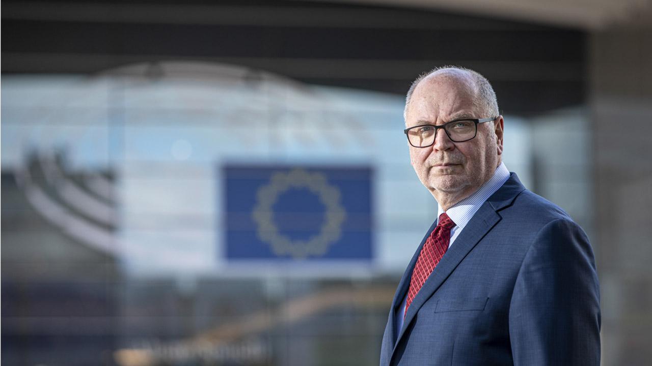 Eurovaaliehdokas Eero Heinäluoma katsoo kameraan.