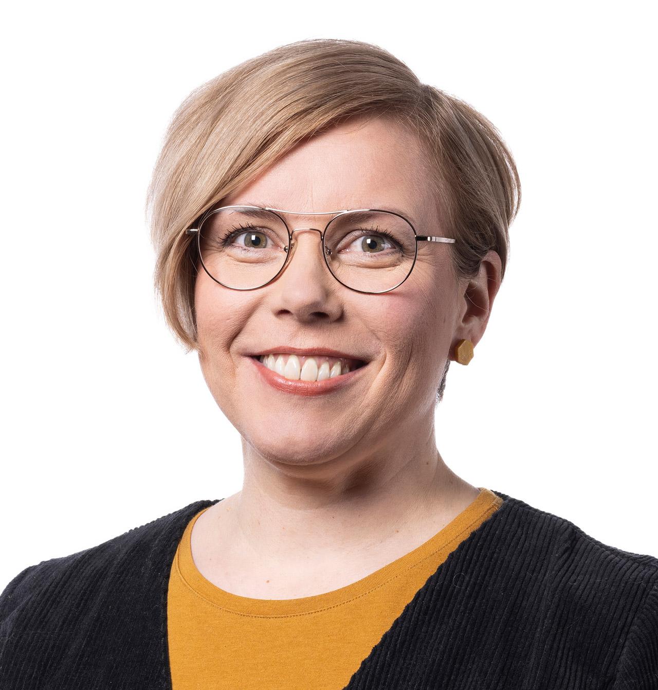 Eurovaaliehdokas Piia Elo katsoo kameraan.