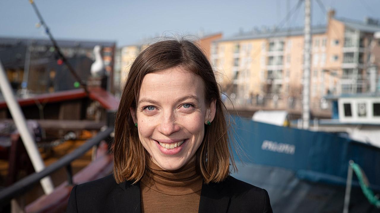 Eurovaaliehdokas Li Andersson katsoo kameraan.
