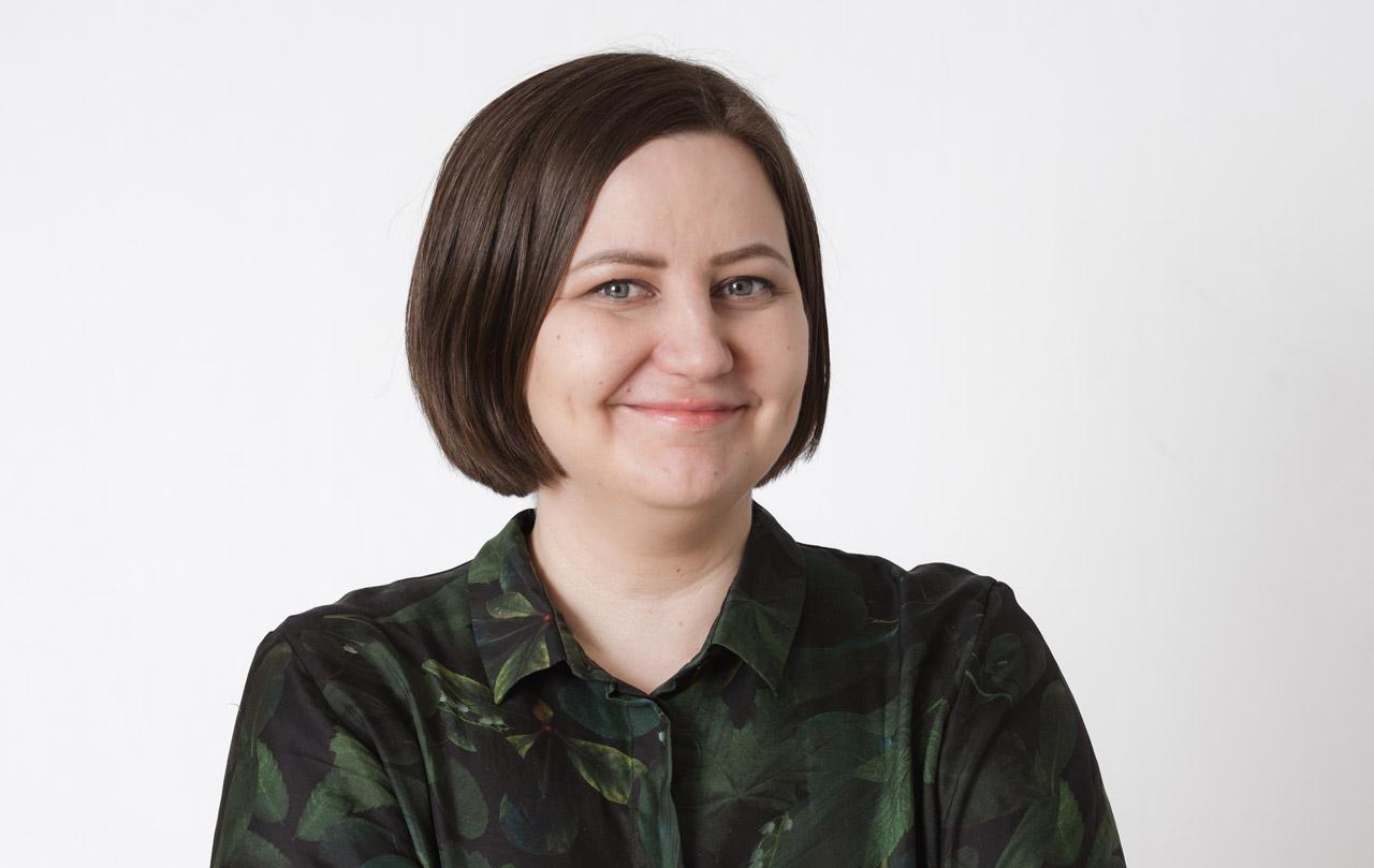 Eurovaaliehdokas Minna Minkkinen katsoo kameraan.