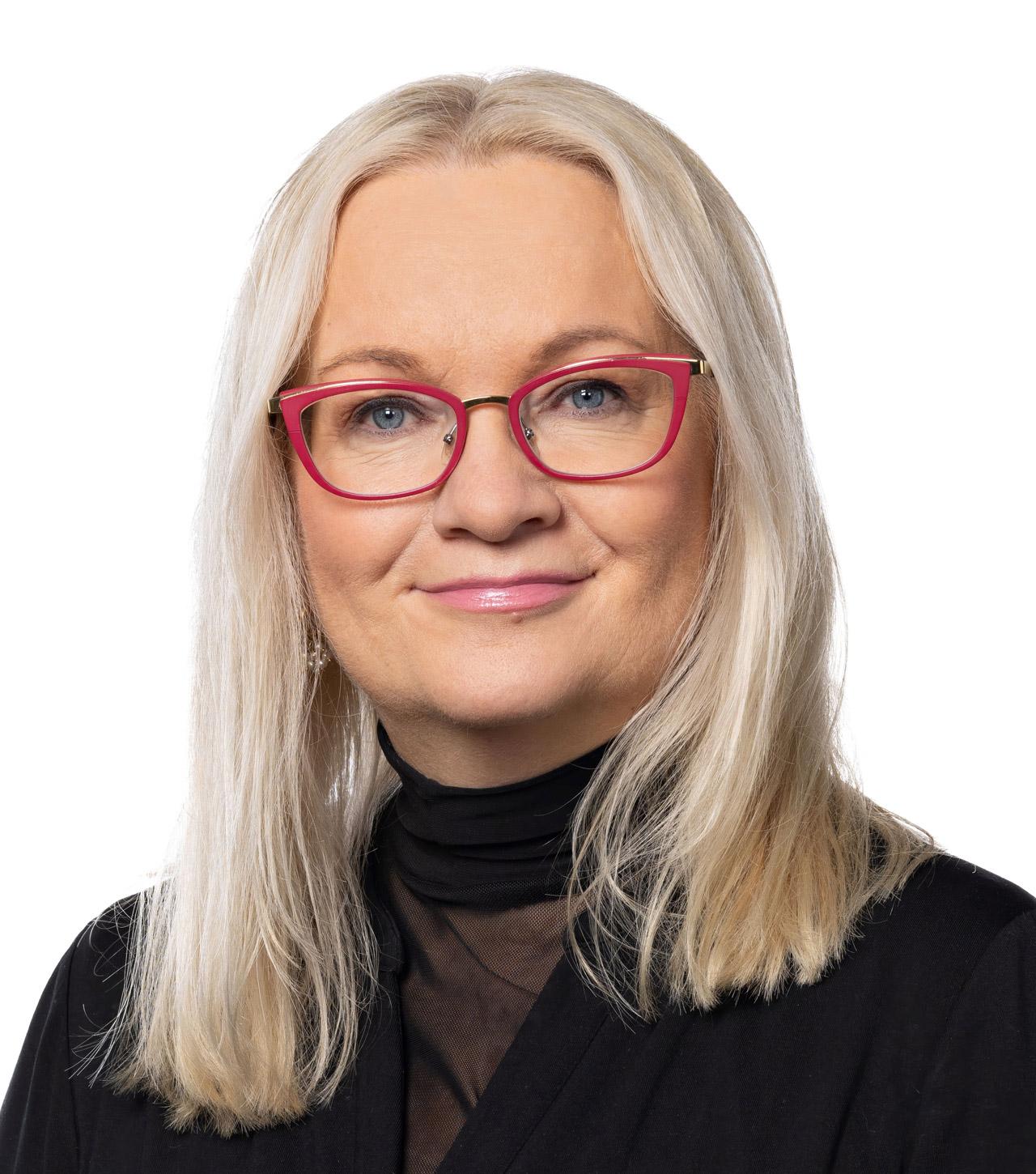 Eurovaaliehdokas Päivi Niemi-Laine katsoo kameraan.