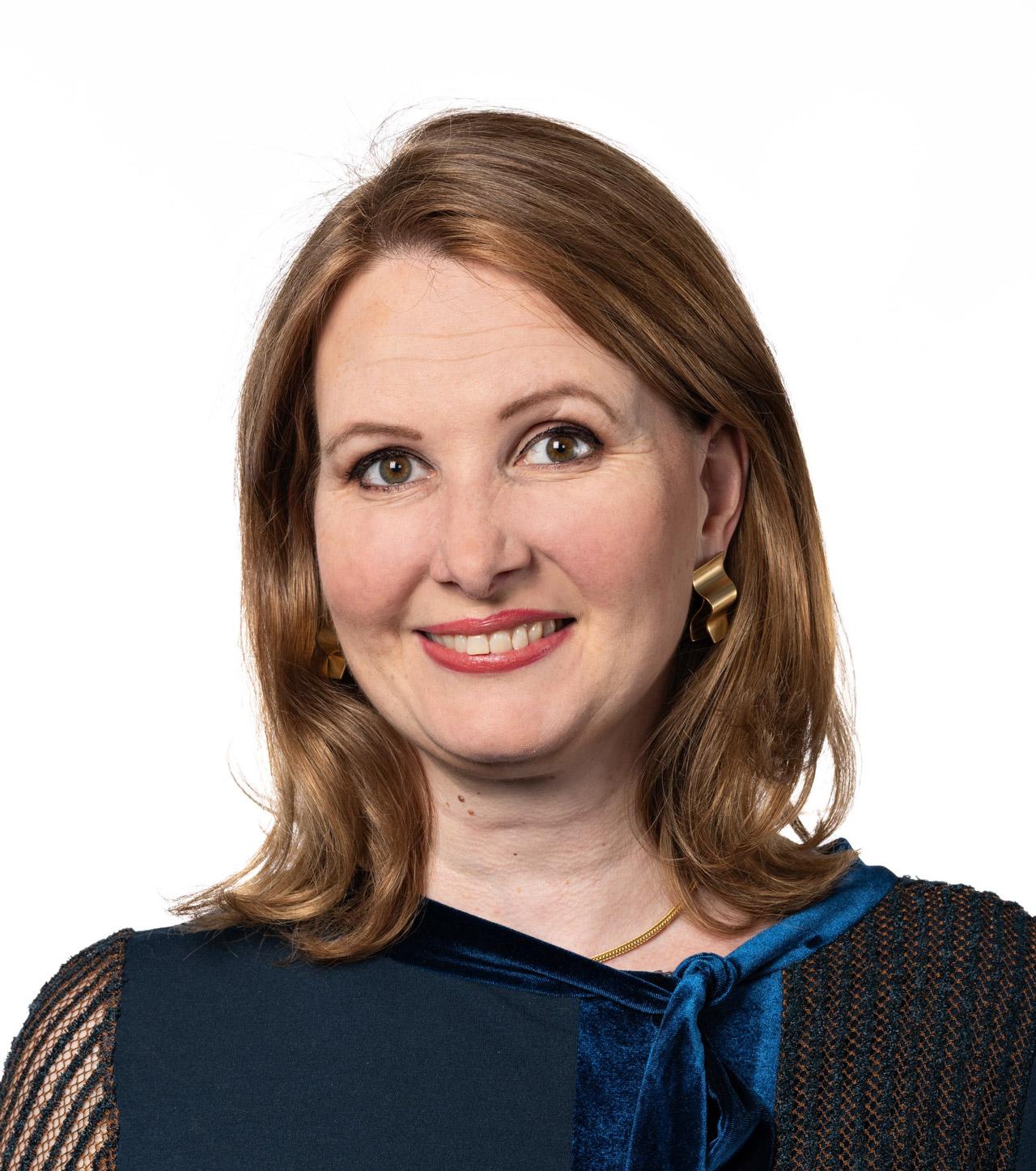 Eurovaaliehdokas Piritta Rantanen katsoo kameraan.