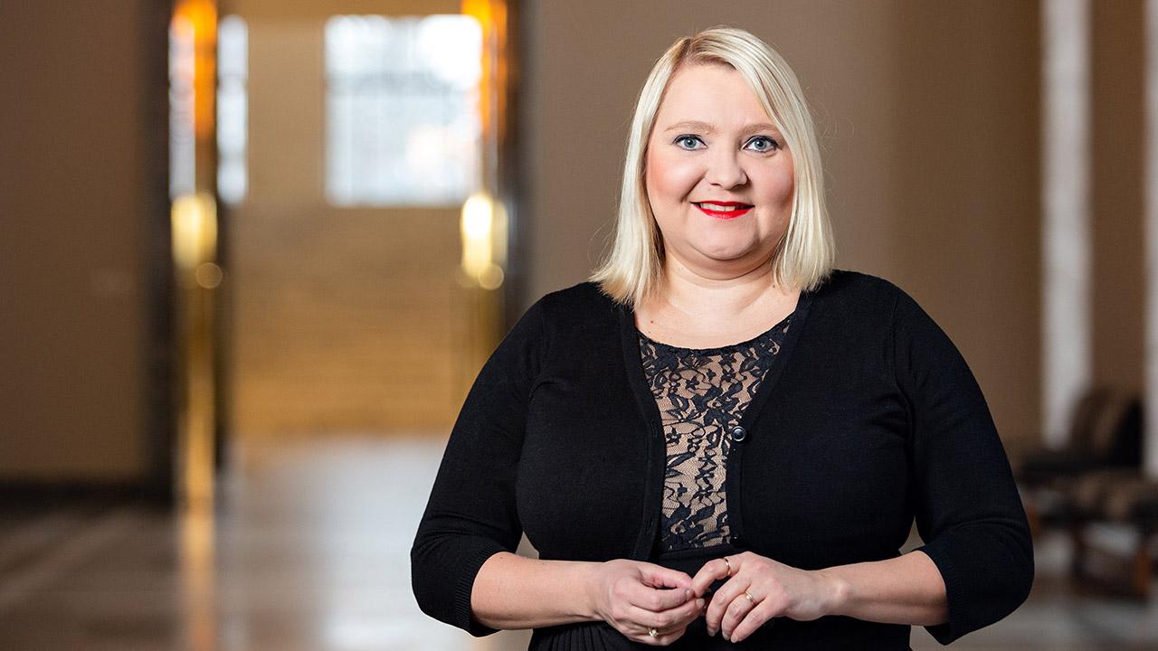 Eurovaaliehdokas Suna Kymäläinen katsoo kameraan.