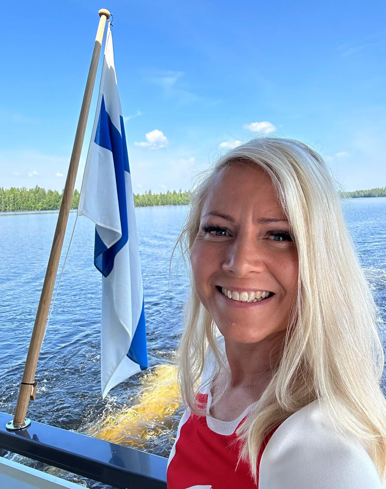 Eurovaaliehdokas Satu Taavitsainen katsoo kameraan.