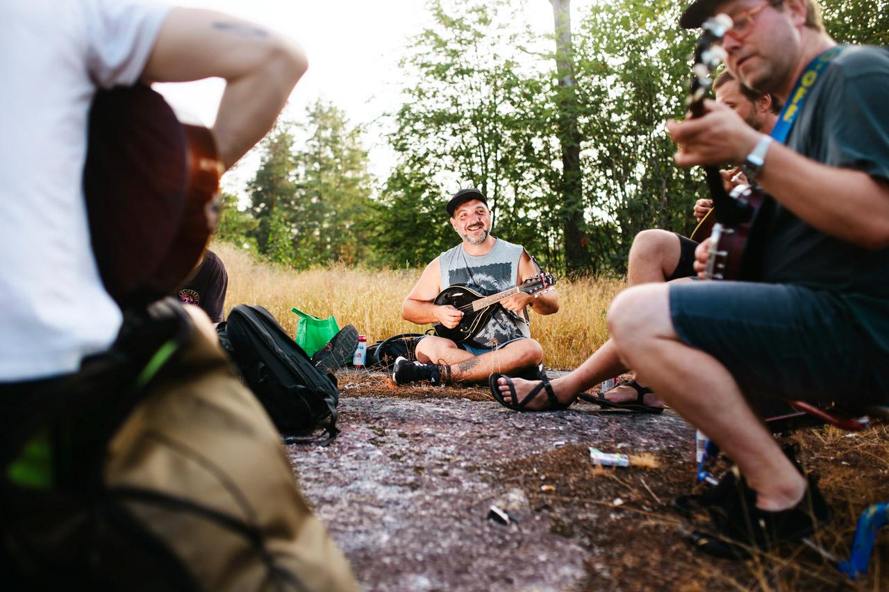 Forrest Brandt soittaa mandoliinia Helsinki FHarps Folk Group -yhtyeen kanssa kedolla.