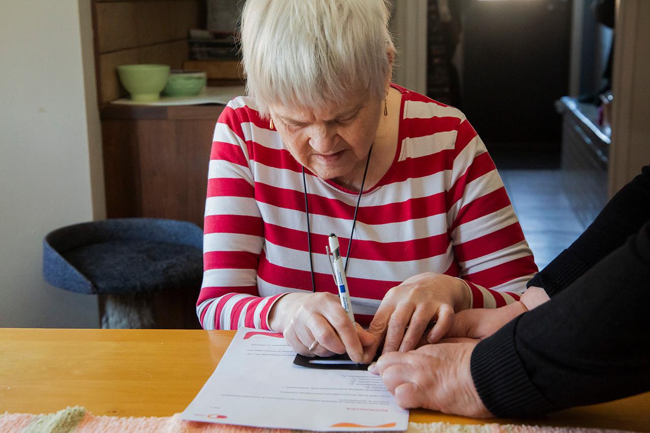 Henkilökohtainen avustaja Soile Laakso avustaa Marja Äystöä kirjoittamisessa.