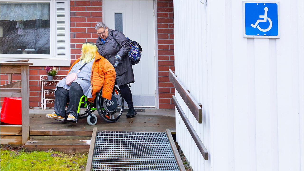 Henkilökohtainen avustaja Tarja Al Hanan asiakkaansa kanssa