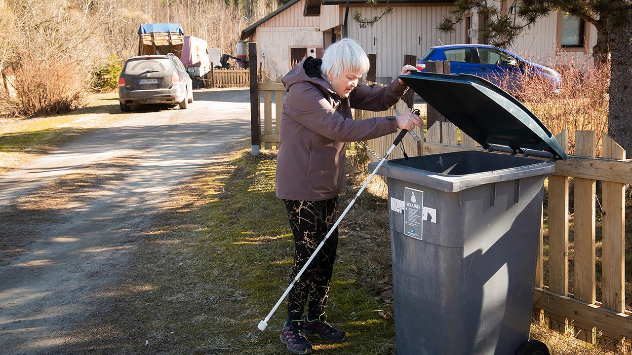 Marja Äystö vie roskia.
