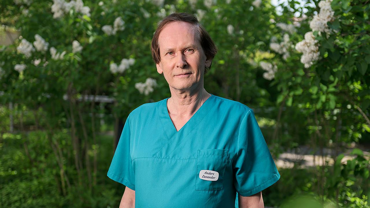 En vårdare ute i gården.