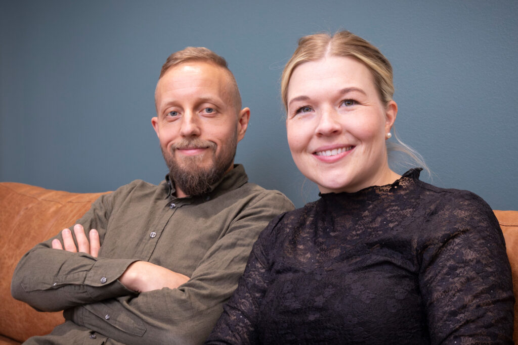 Yrittäjäpariskunta Mika ja Suvi Hytönen Avustajaklinikan toimistolla.