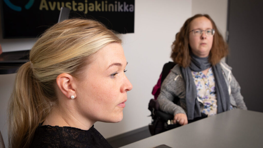 Yrittäjä Suvi Hytönen ja johtaja Venla Räty istuvat neuvotteluhuoneessa.