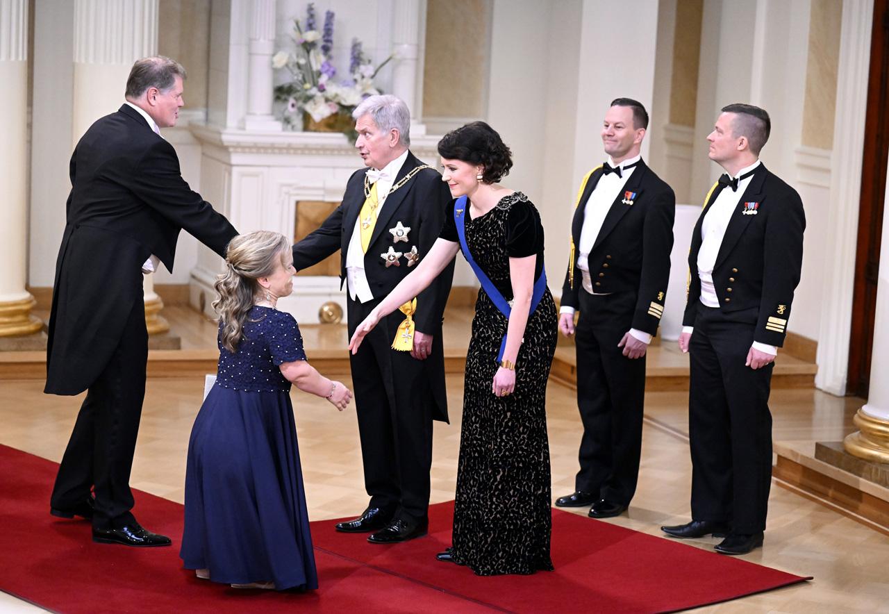 Finlandia-hiihtäjä Maria Sipari kättelee Sauli Niinistöä ja Jenni Haukiota Linnan juhlissa 2023.
