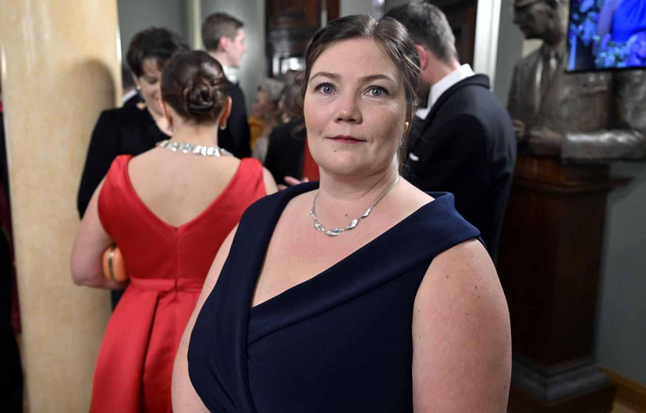 Päiväkodin ohjaaja Sari Taurula katsoo kameraan Linnan juhlissa 2023.