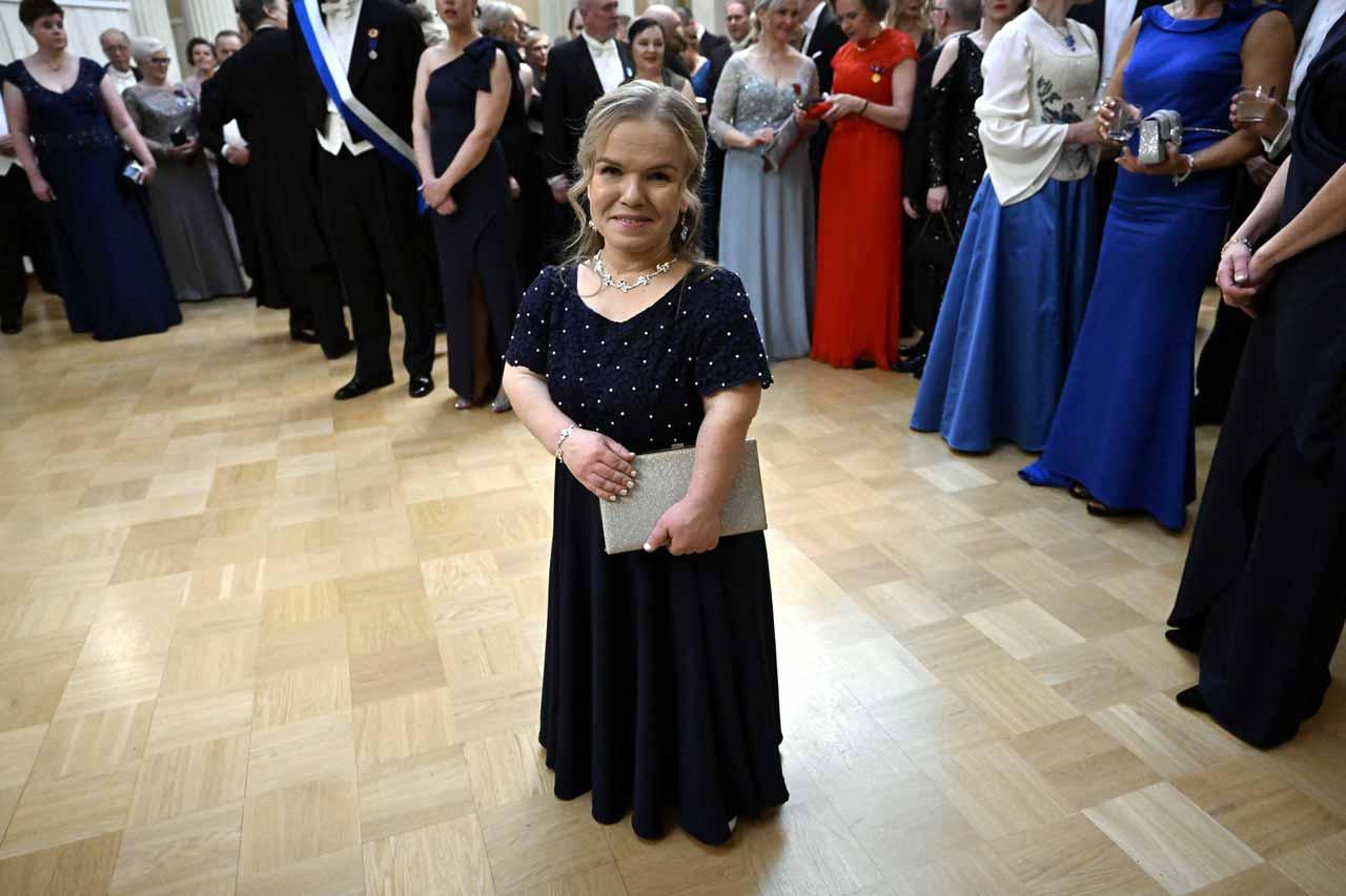 Finlandia-hiihtäjä Maria Sipari katsoo kameraan Linnan juhlissa 2023.