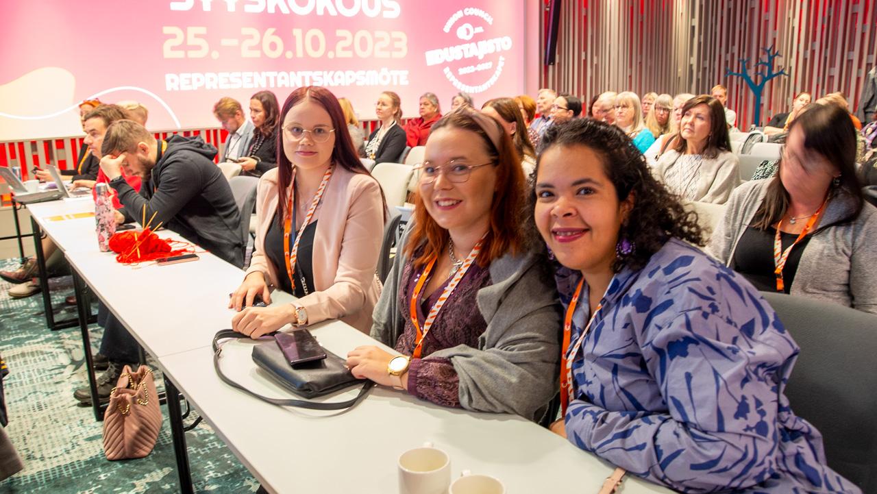 Nuoria JHL:n jäseniä kokoushuoneessa ammattiliitto JHL:n edustajiston kokouksessa syksyllä 2024.