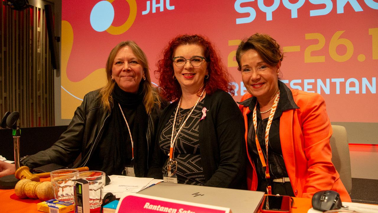 JHL:n edustajiston puheenjohtajat katsovat kameraan kokoushuoneessa ammattiliitto JHL:n edustajiston kokouksessa syksyllä 2024.