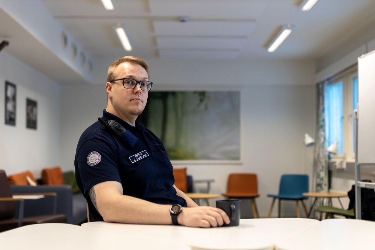 Jussi Vauhkonen kokoustilassa Naarajärven avovankilassa.