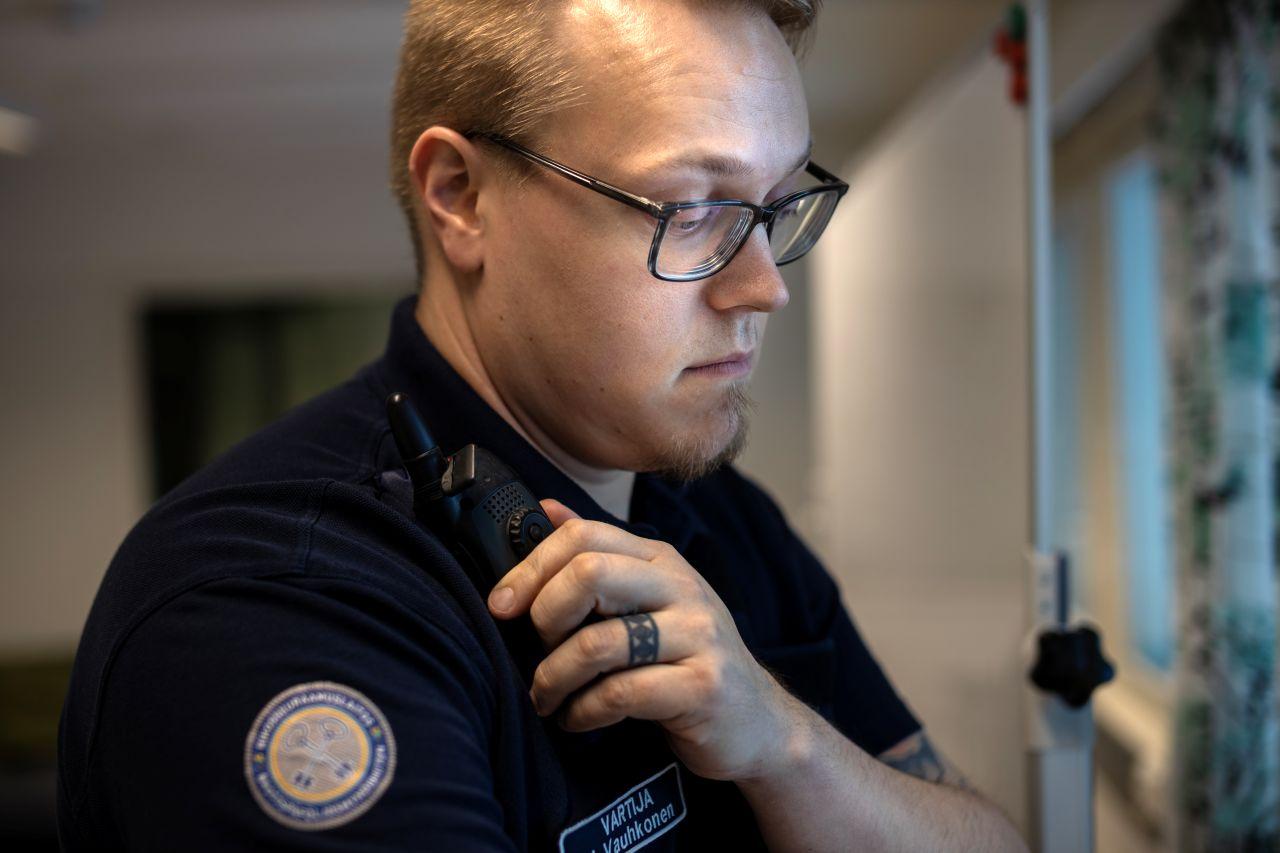 Vuoden riseläinen  Jussi Vauhkonen puhuu radiopuhelimeen. 