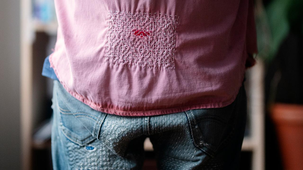 Käsityöaktivisti Niko Lindgren esittelee pinkkejä farkkushortseja.