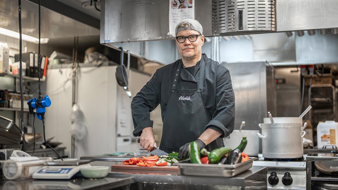 Holiday Club Saariselkä -hotellin keittiötiimin vetäjä Ilkka Tuominen on saanut työnantajalta tehtäväksi lisätä kasvisruoan tarjontaa.