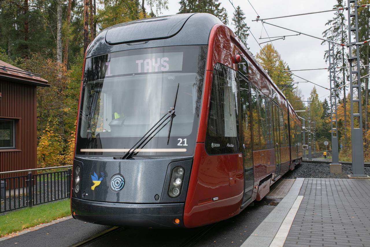 Tampereen ratikka ajaa kiskoilla.