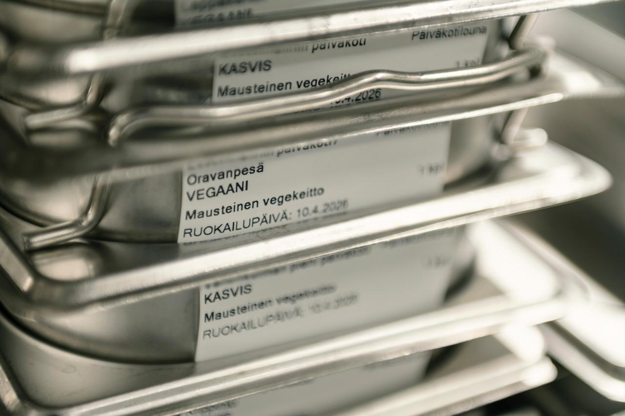 Espoonlahden aluekeittiön tuotantokeittiön ruoka-astioita