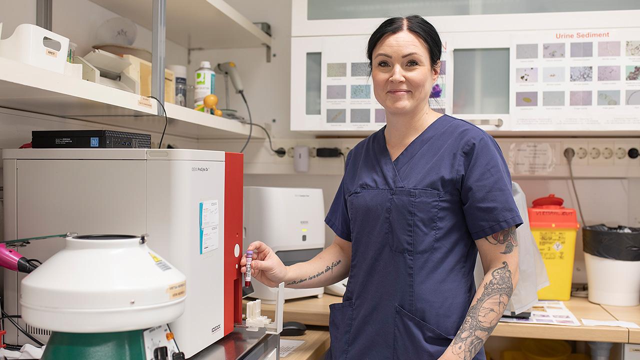 Klinikkaelainhoitaja Mira Paukkunen ehti tehdä pitkän uran paperiteollisuuden parissa ennen nykyistä klinikkaeläinhoitajan työtään.