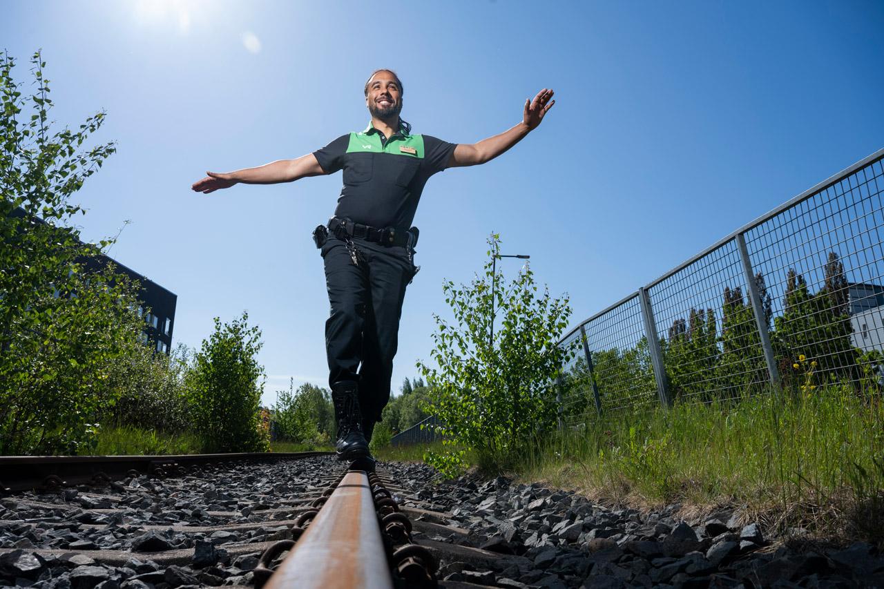 Konduktööri Joseph Ossou kävelee hylätyn junaraiteen päällä.