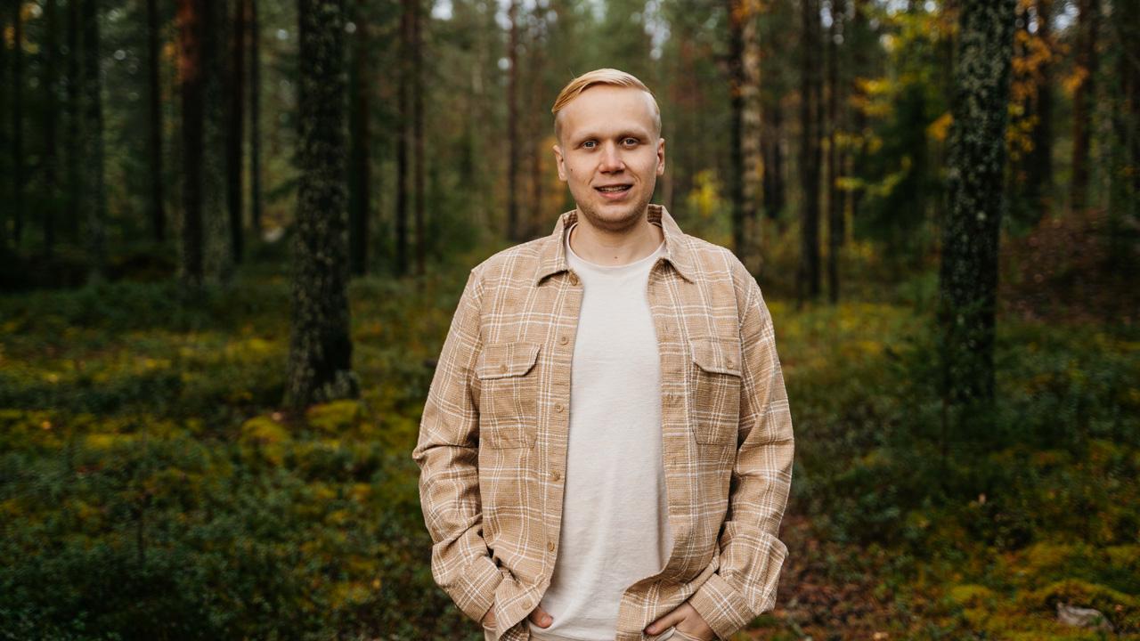 tietokirjailija ja yksi eläinoikeuksia puolustavan  Viral Vegans -yhdistyksen perustajista Benjamin Pitkänen seisoo metsässä ja katsoo kameraan.