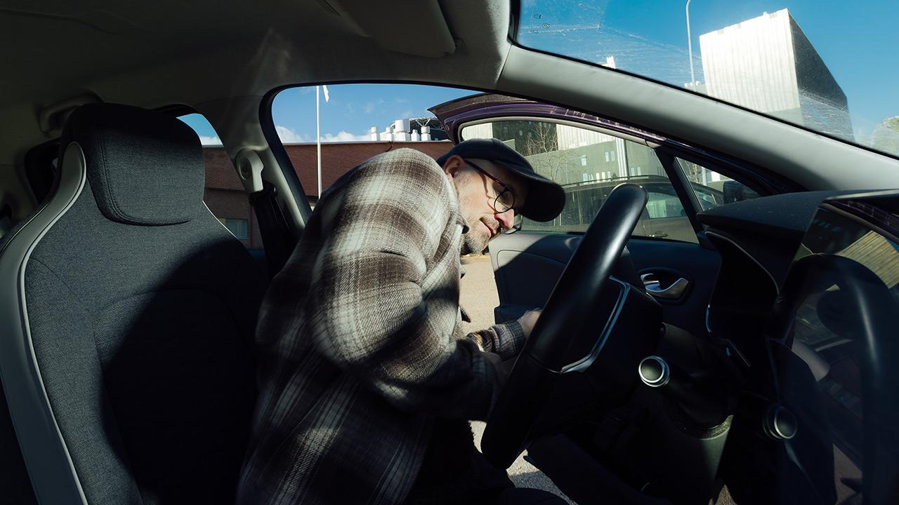 Koulunkäynninohjaaja Ville-Veikko Liekkinen istuu autoon työpäivän jälkeen.