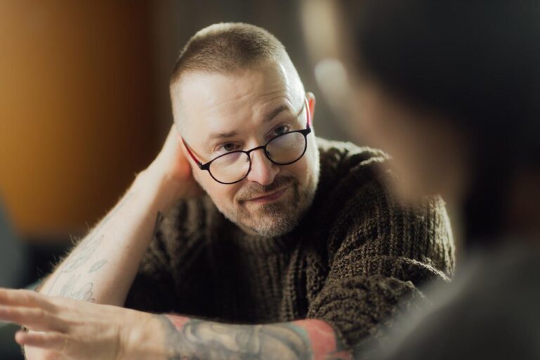 Koulunkäynninohjaaja Ville-Veikko Liekkinen keskustelee nuoren kanssa.