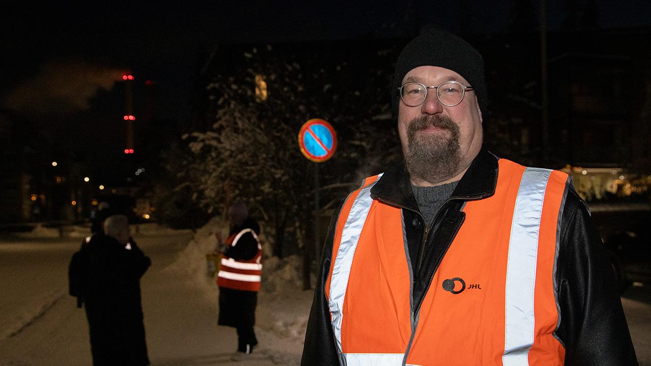 Lakkoilijat kokoontuvat yksityisen sosiaalipalvelualan lakkoon Oulussa talviaamuna.