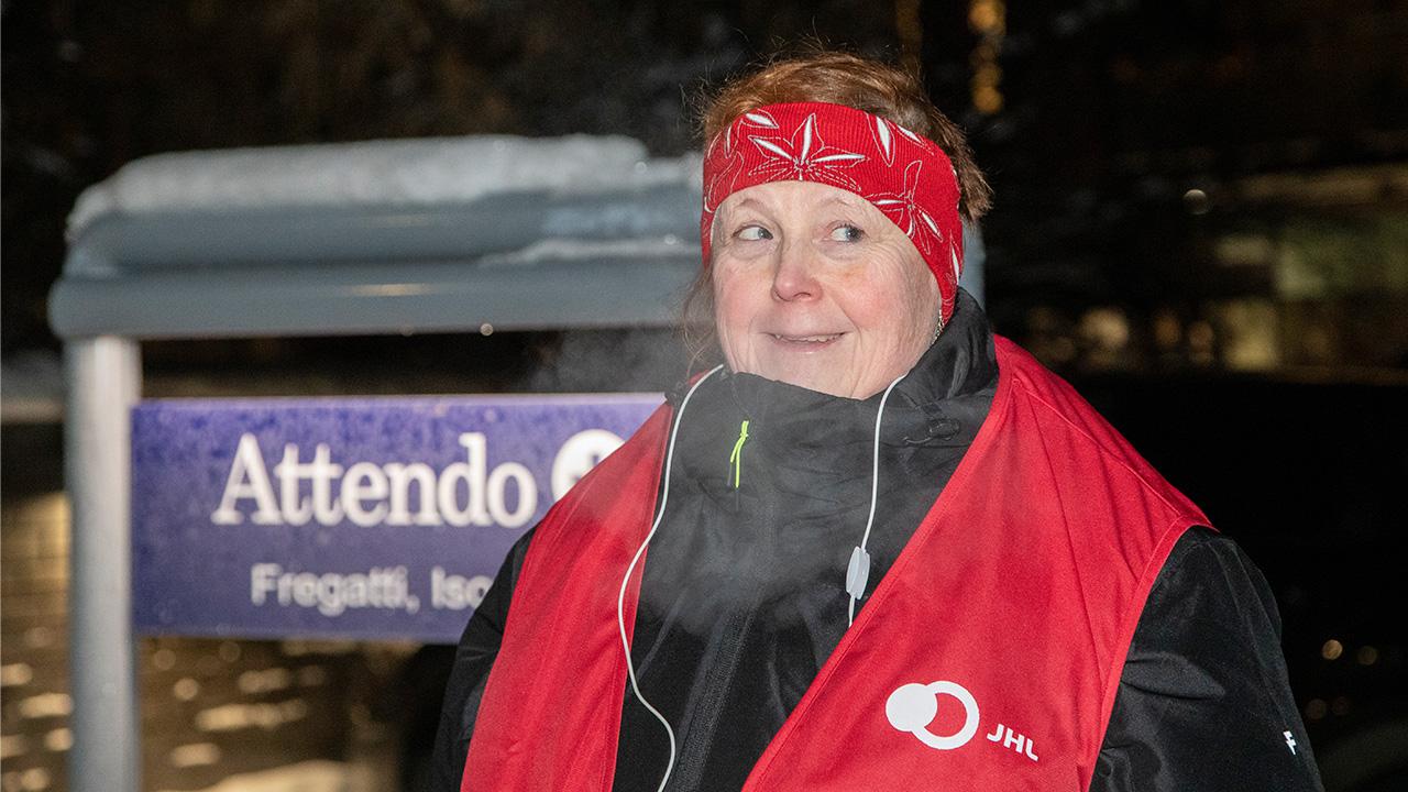 Lakkoilijat kokoontuvat yksityisen sosiaalipalvelualan lakkoon Oulussa talviaamuna.