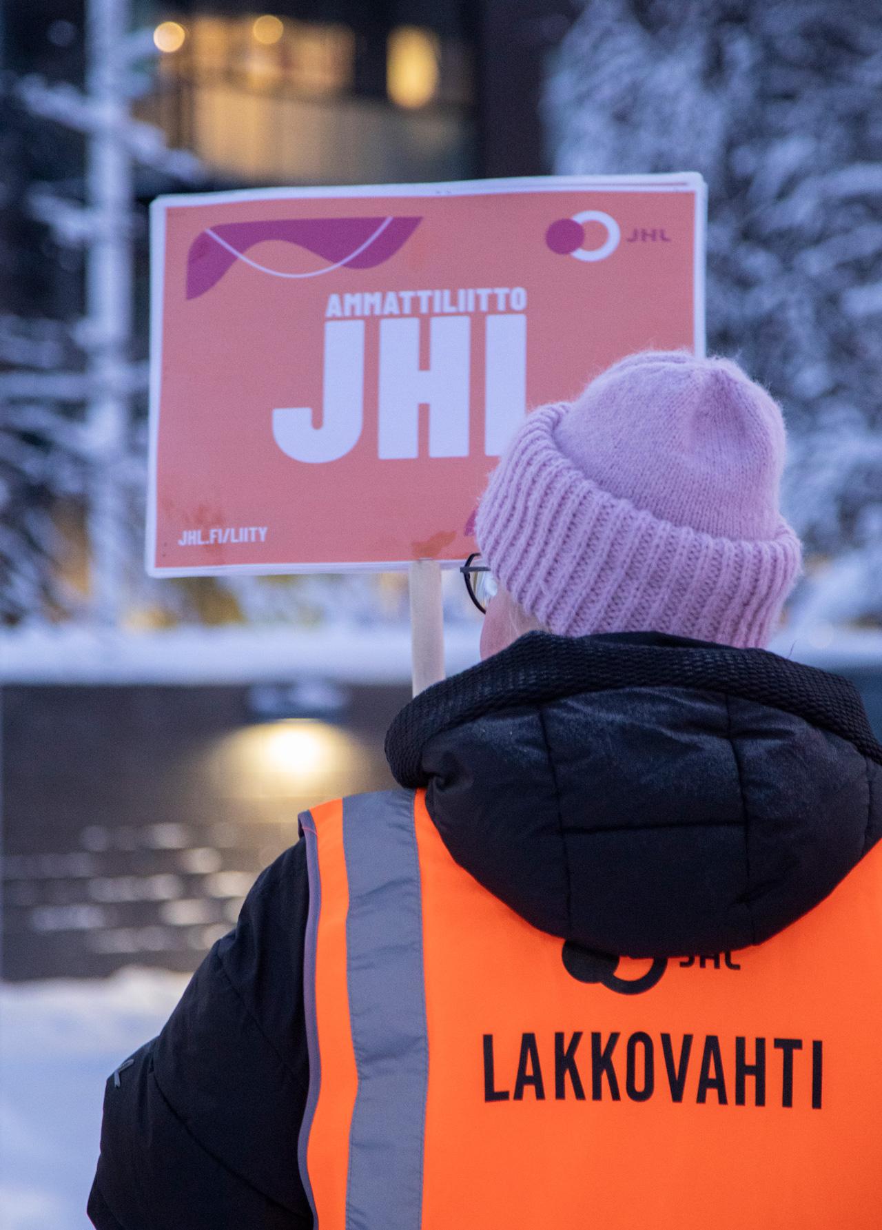 Lakkoilijat kokoontuvat yksityisen sosiaalipalvelualan lakkoon Oulussa talviaamuna.