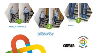 Nainen tarukojumppaa portaissa, kävelee ja nostaa jalkaa,