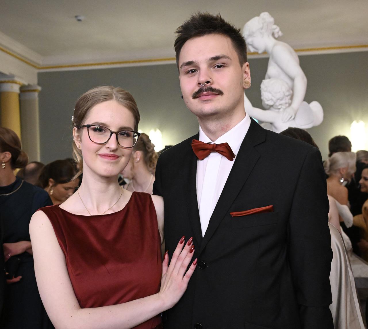 Kaisla Kanerva ja puoliso Myrsky Petäjistö katsovat kameraan Presidentinlinnan juhlissa itsenäisyyspäivänä 2025.
