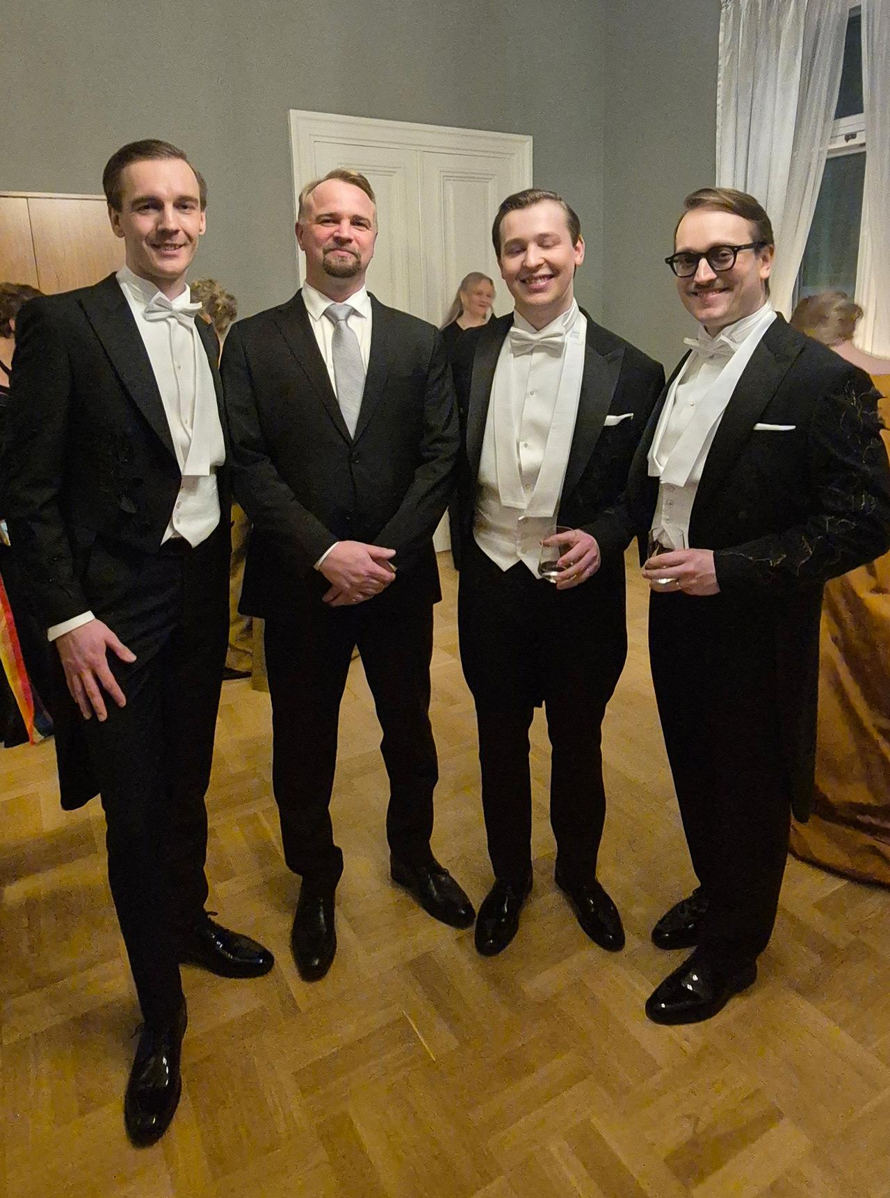 Lähihoitaja Thomas Mitts katsoo kameraan KAJ-yhtyeen jäsenten kanssa Linnan juhlissa 2025.