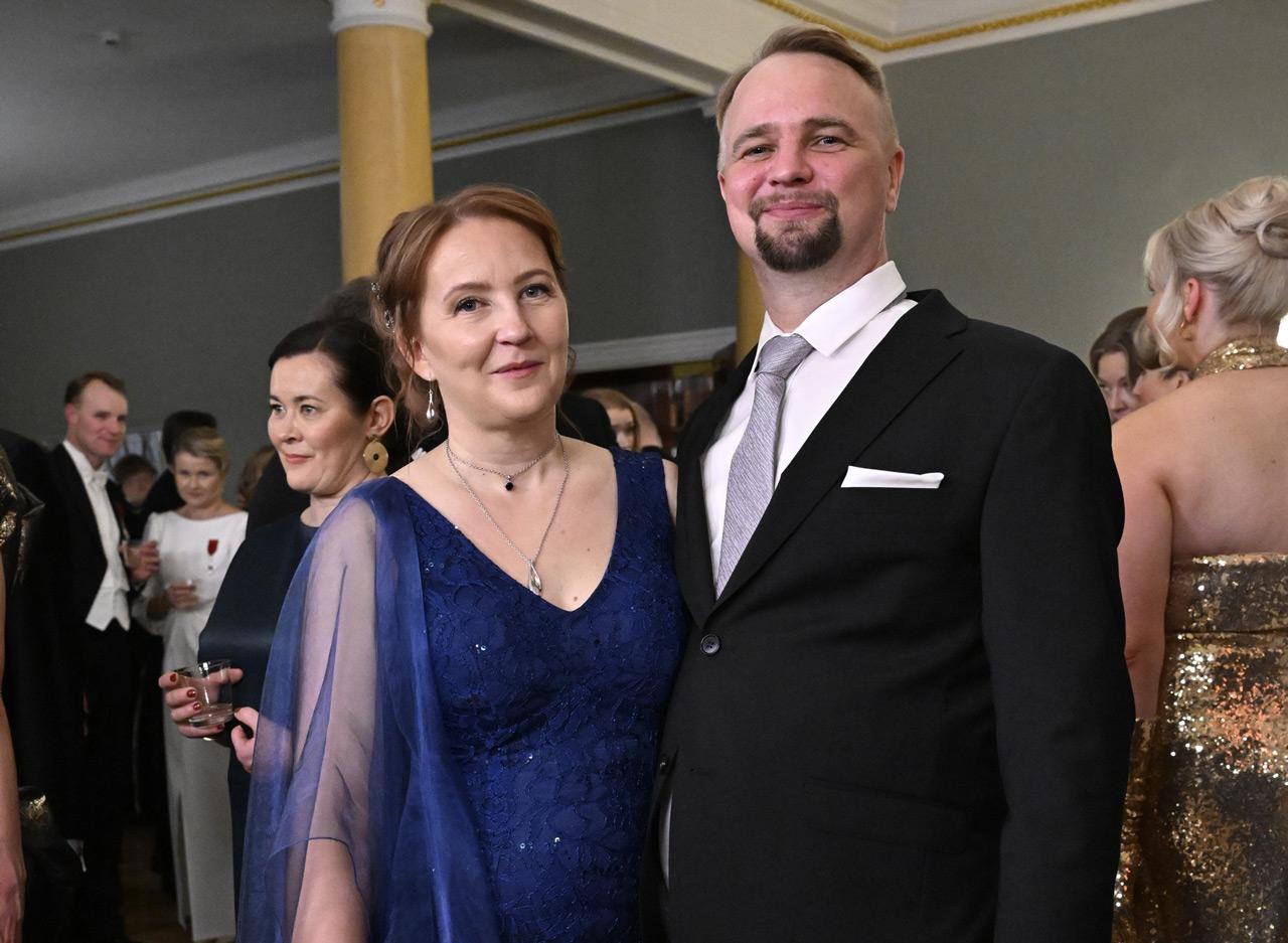 Hätäkeskuspäivystäjä Tiina Mitts ja lähihoitaja Thomas Mitts katsovat kameraan Linnan juhlissa 2025.