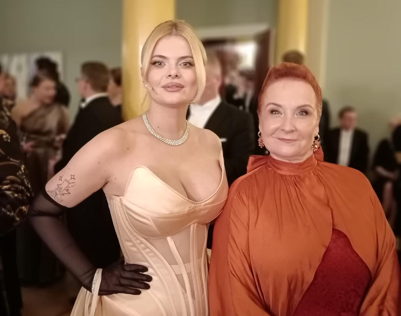 Salla Vahtera ja Erika Vikman katsovat kameraan Presidentinlinnassa itsenäisyyspäivän vastaanotolla 2025.