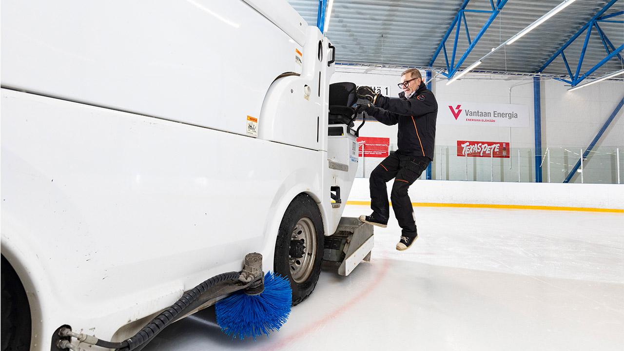 Jääkoneenkuljettaja Jari-Pekka Karvinen ajaa jääkonetta Malmin jäähallilla.