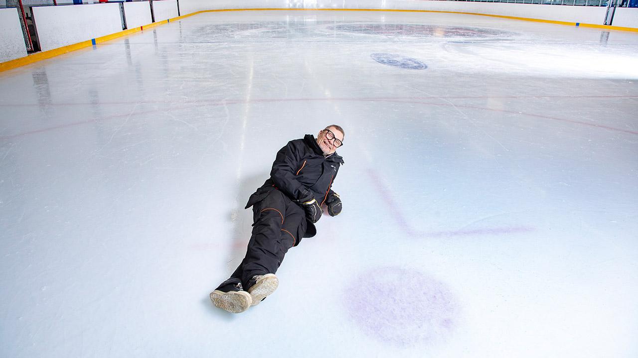 Jääkoneenkuljettaja Jari-Pekka Karvinen ajaa jääkonetta Malmin jäähallilla.