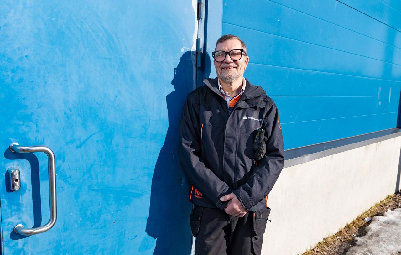 Jääkoneenkuljettaja Jari-Pekka Karvinen nojaa ulkoseinään Malmin jäähallilla.