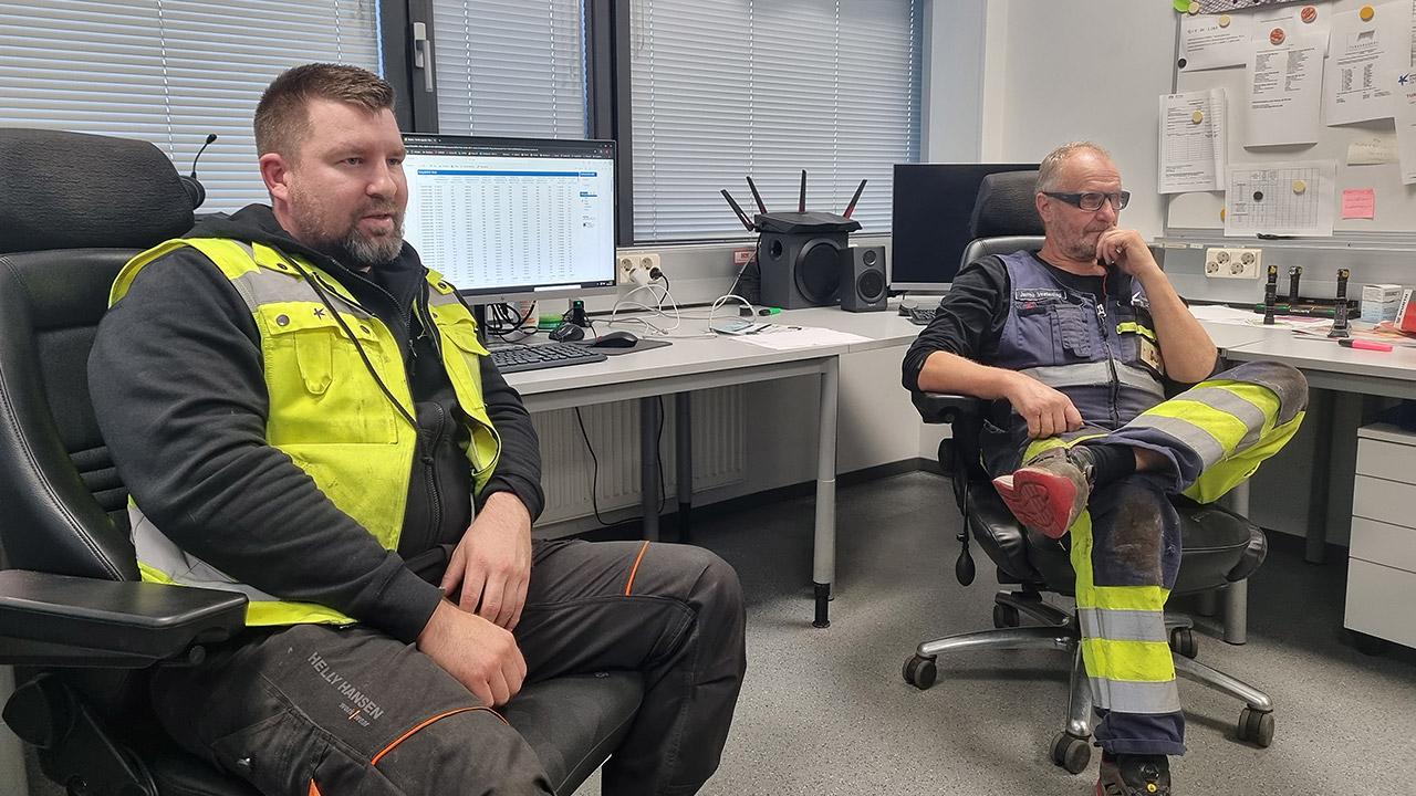 Kemin energia ja vesi -energiayhtiön pääluottamusmies Juha Rossinen (vas.) ja työsuojeluvaltuutettu Jarmo Vesterling tapasivat JHL:n työntekijöitä.