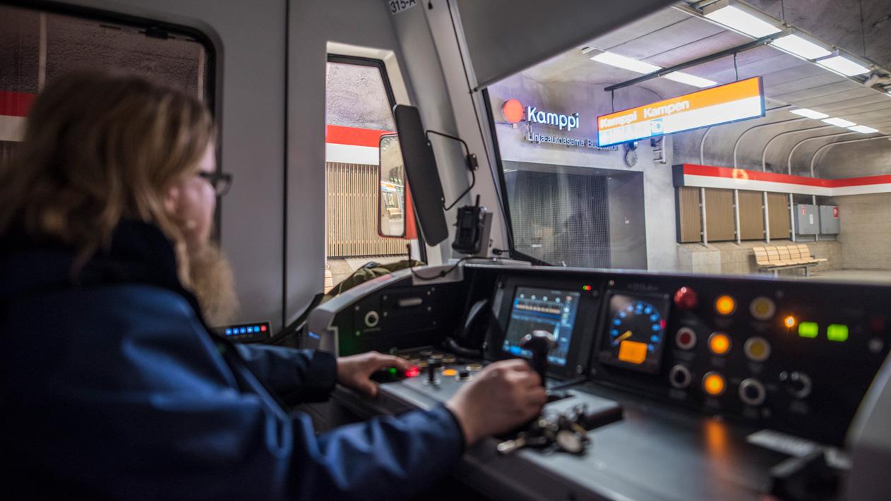 Metronkuljettaja ohjaamossa