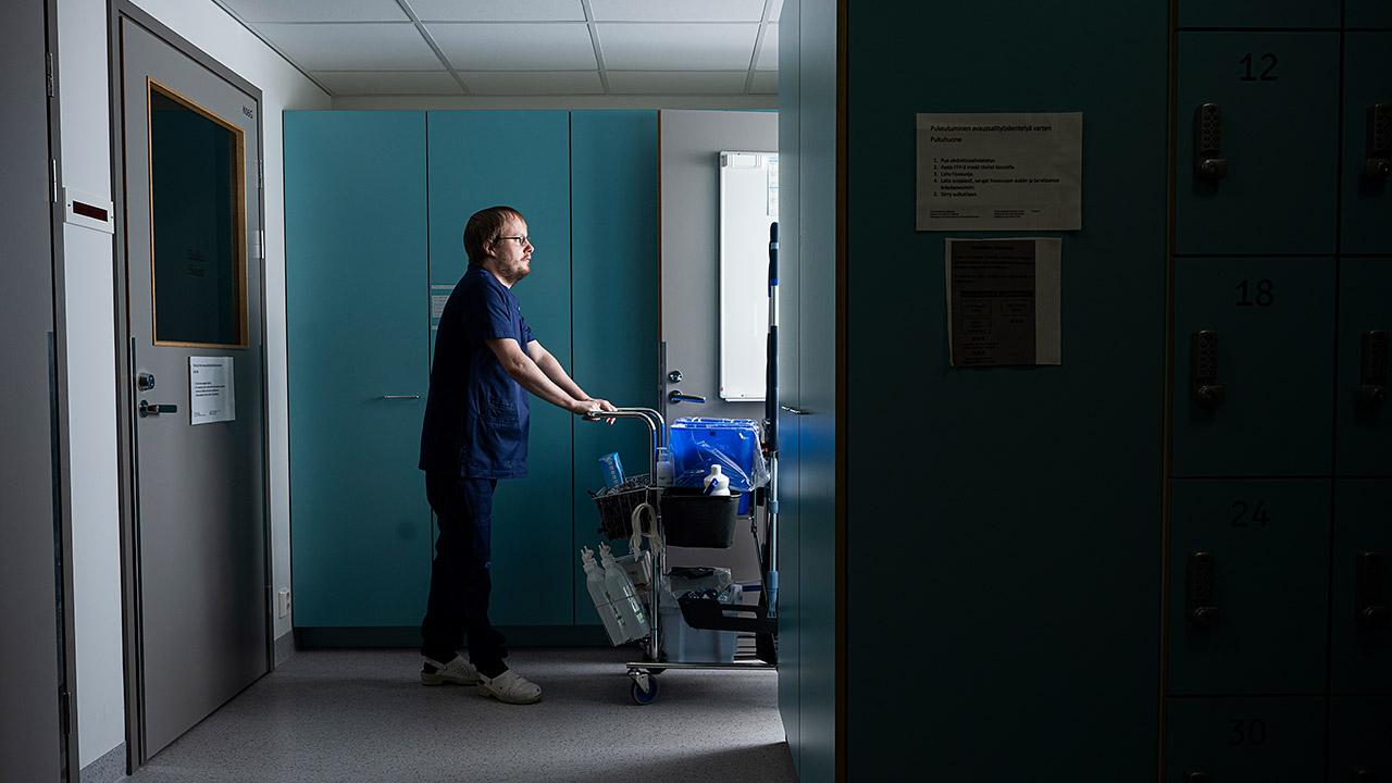 Ruumiinavaussalin siivooja Roope Mäkinen työntää siivouskärryä Turun yliopistollisessa sairaalassa.